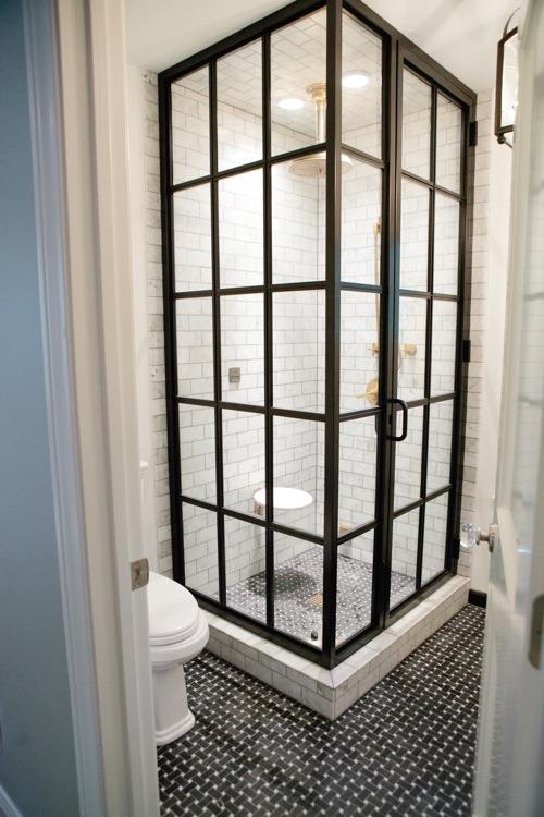 pomysły na łazienkę kabina prysznicowa francuskie drzwi czarne białe