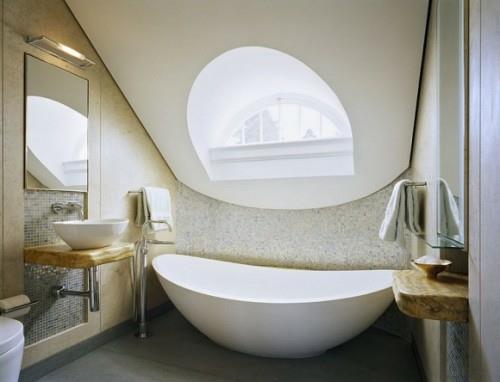 salle de bain dans le grenier baignoire extravagante