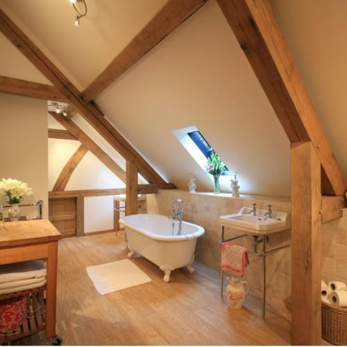 salle de bain dans le grenier baignoire bleue fleurs
