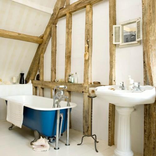 salle de bain dans le grenier baignoire bleue poutres en bois