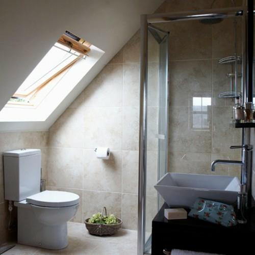 salle de bain dans la cabine de douche mansardée