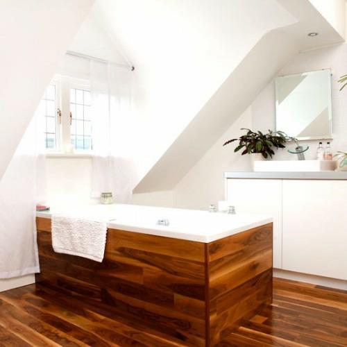 salle de bain dans le grenier textures bois baignoire carrée