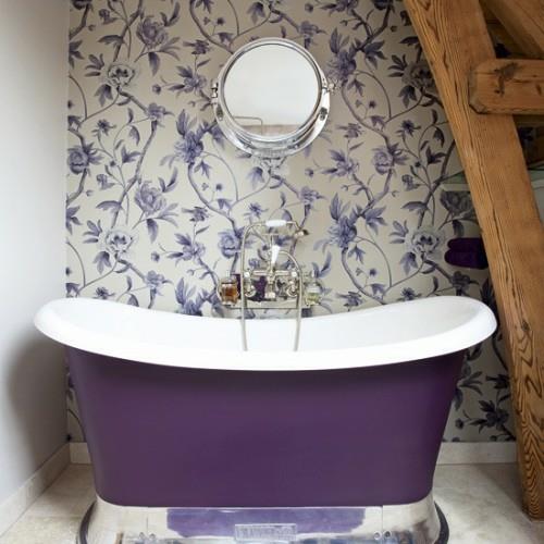 salle de bain dans le grenier mur motif papier peint violet
