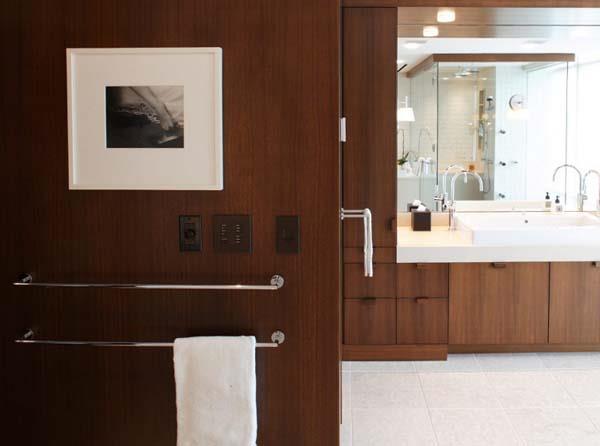 eleganckie pomysły na aranżację łazienki szklane ściany ekstrawaganckie meble z drewna
