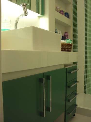 projekt ściany łazienki zielone płytki szafka podstawowa zlewozmywaka