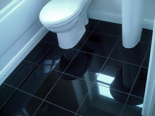 pomysł na podłogę w łazience toaleta czarne płytki