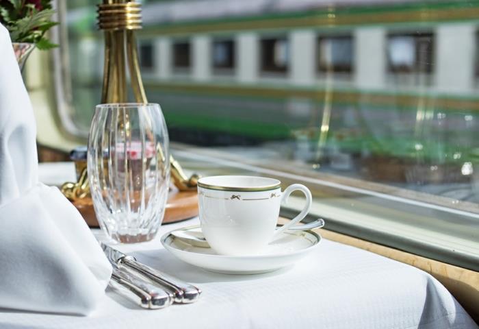 podróż pociągiem taj mahal cele podróży koleje luksusowe dania