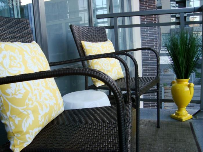 pomysły na dekoracje balkonowe żółty wazon podłogowy fotel rattanowy
