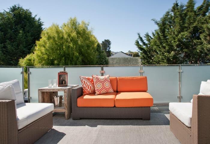 pomysły na dekoracje balkonowe pomarańczowe poduszki ogrodowe meble rattanowe