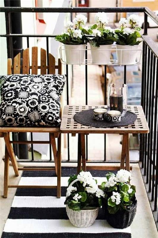 Pomysły na balkonowe dekoracje czarno-białe meble składane