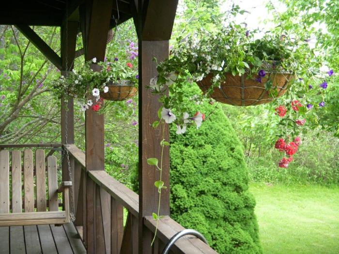 Balkon udekoruj wiszące rośliny huśtawka drewna,