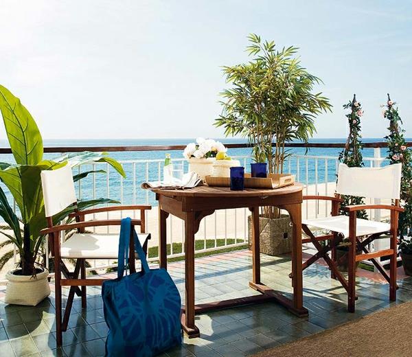mały balkon pomysły projektowe stolik kawowy morze
