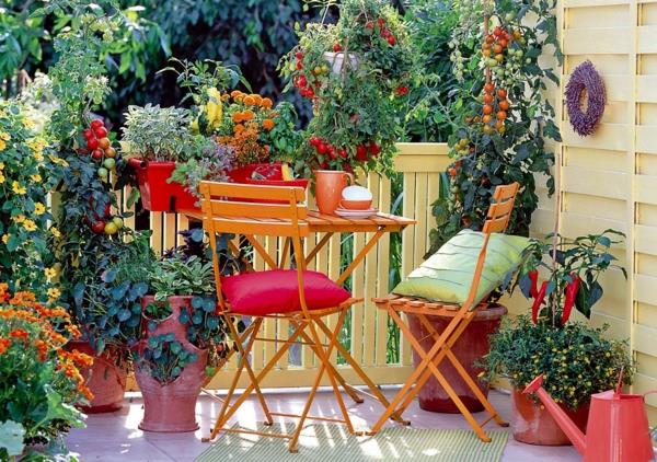 balkon projekt kolorowe rośliny składane krzesła