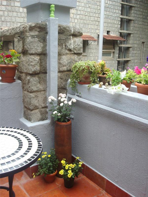 pomysły na balkon okrągły stół balkonowy rośliny doniczki