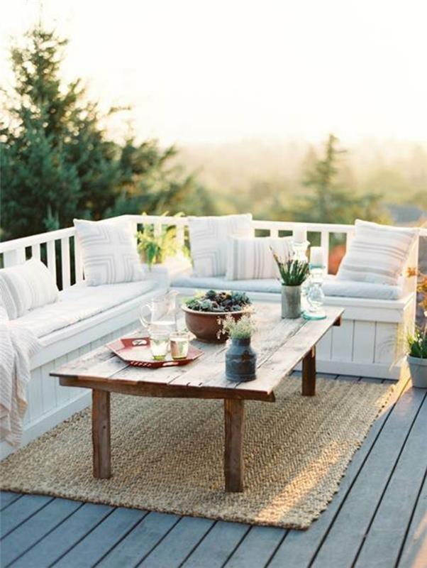 pomysły na projekt balkonu dywan rustykalny stół rzucać poduszkami rośliny