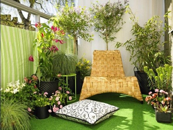 projekt balkonu wiele roślin fotele poduszki podłogowe