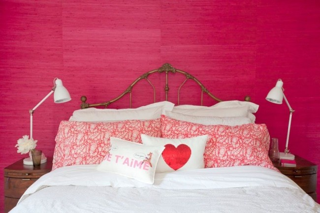 Ярък пурпурен бамбуков тапет в спалнята на момичето