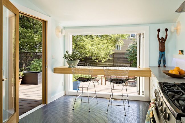 Bartheke für moderne Küche mit Blick auf den Hinterhof. Wandmontierte Konfiguration, wandbündig