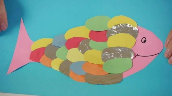 Bricolage de peinture de poisson en papier avec des tout-petits