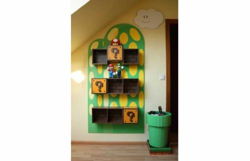 étagères à livres dans la chambre des enfants du grenier super mario