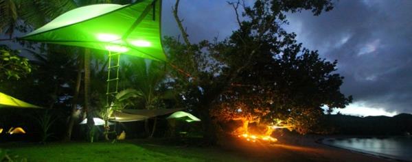 feu vert impressionnant de tente de camping la nuit