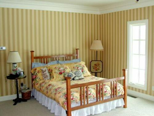 przytulna sypialnia pomysł na dekorację paski żółte brązowe odcienie jasne