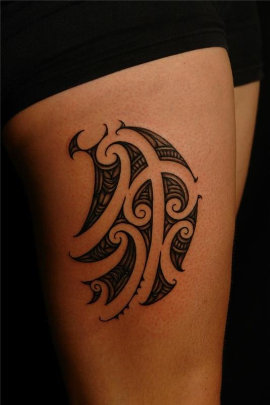 tatouage de jambe motifs maoris femmes tatouage