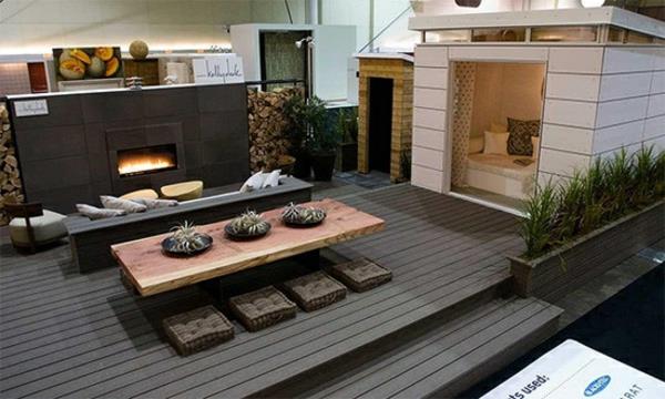 przykłady nowoczesnego drewnianego kominka podłogowego w aranżacji ogrodu