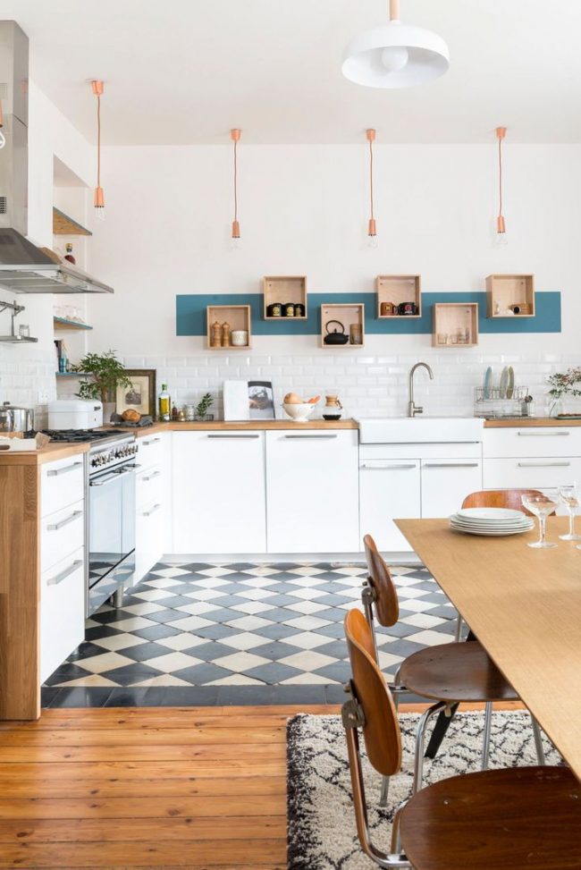 Šachovnicová podlaha v prostorné kuchyni v ekologickém stylu