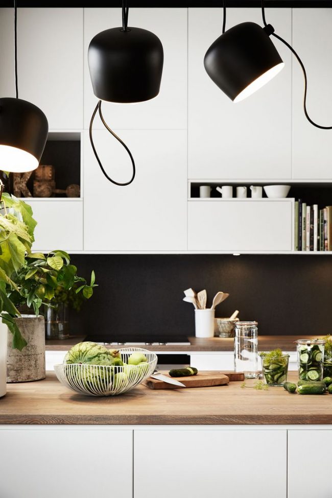 Kontrastní černobílá moderní kuchyně v kombinaci s dřevěnou pracovní deskou
