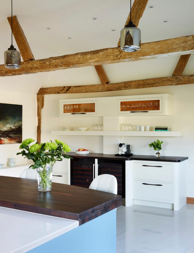 Luxusní kombinace bílé kuchyně s deskou z tmavého dřeva