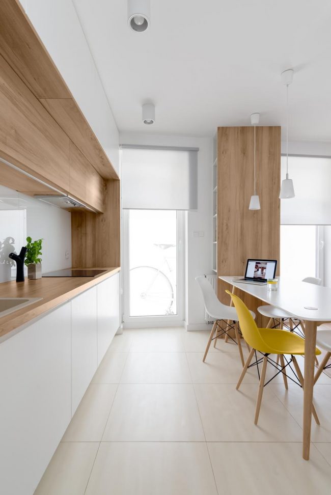 Lehká kuchyně s prvky dřeva ve stylu minimalismu