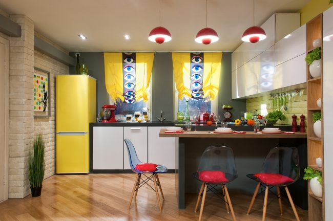 Bílá kuchyně s dřevěnou deskou: jasný a mimořádný styl pop art v designu kuchyně