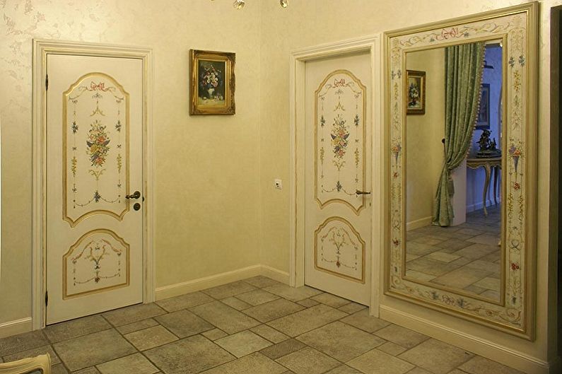 Weiße Türen im Innenraum - Dekoration