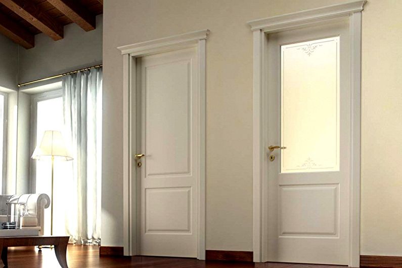 Weiße Türen im Innenraum - Foto