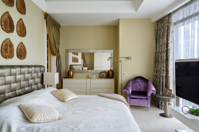 Útulná moderní ložnice s bílou lesklou komodou
