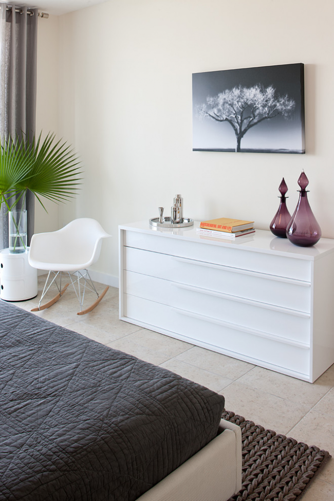 Stilvolles und modernes Schlafzimmer mit einer weißen Kommode