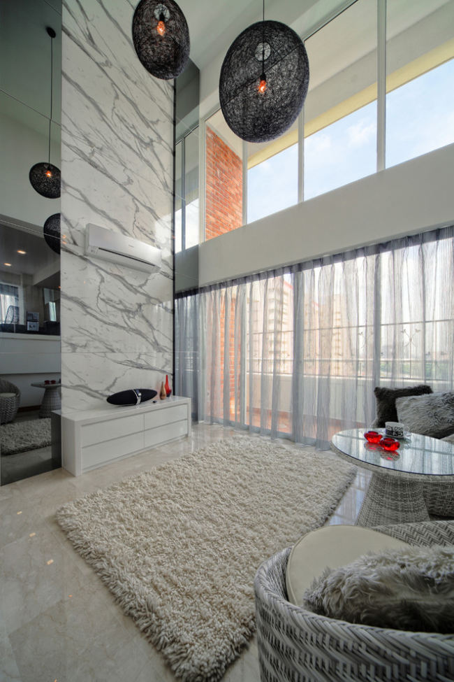 Luxusní obývací pokoj s vysokými stropy a bílou lesklou komodou