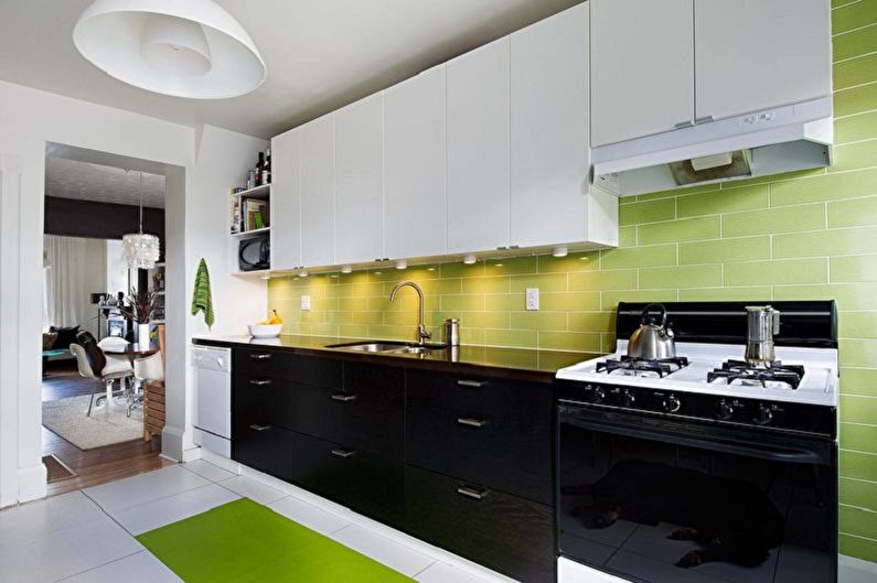 Bílo -zelená kuchyně - kombinace s černou