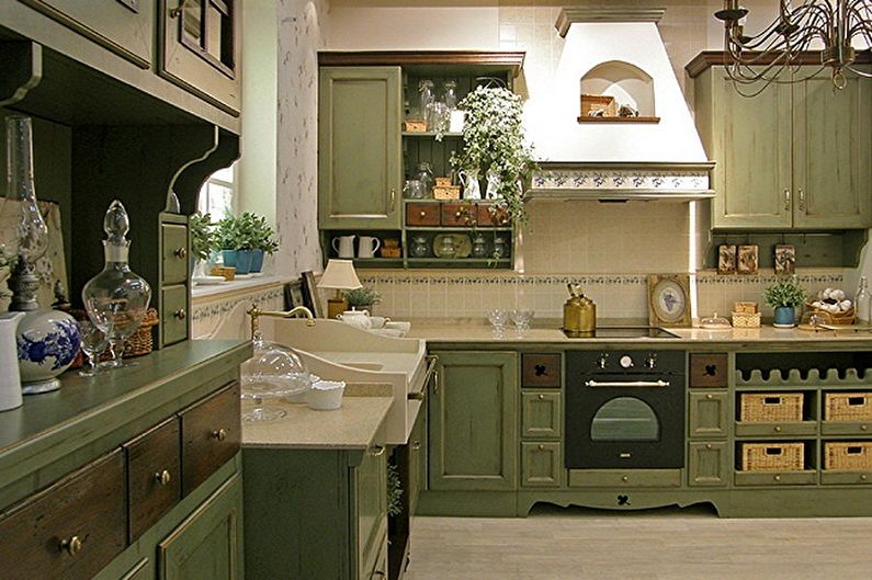 Bílá a zelená kuchyně ve stylu Provence - design interiéru