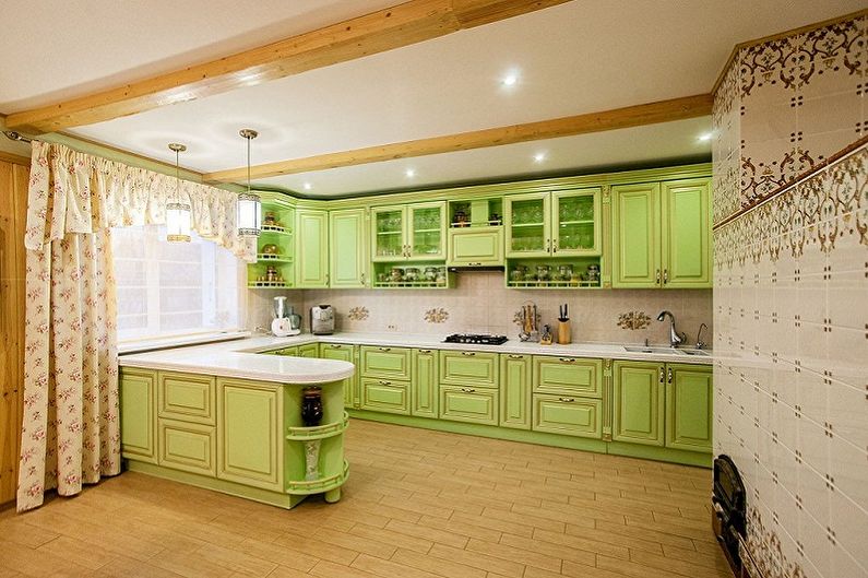 Bílá a zelená kuchyně ve stylu Provence - design interiéru