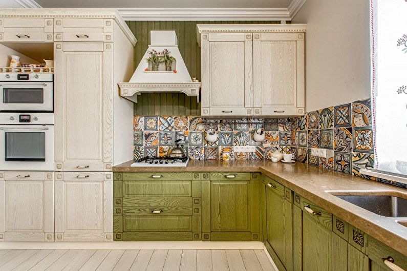 Bílo -zelený design interiéru kuchyně - foto