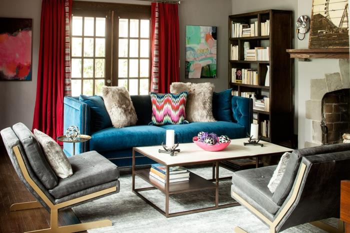 Wygodne fotele jasnoszara niebieska sofa załóż mały salon czerwone zasłony