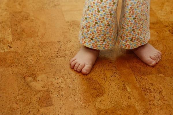 sol en liège confortable pour les enfants