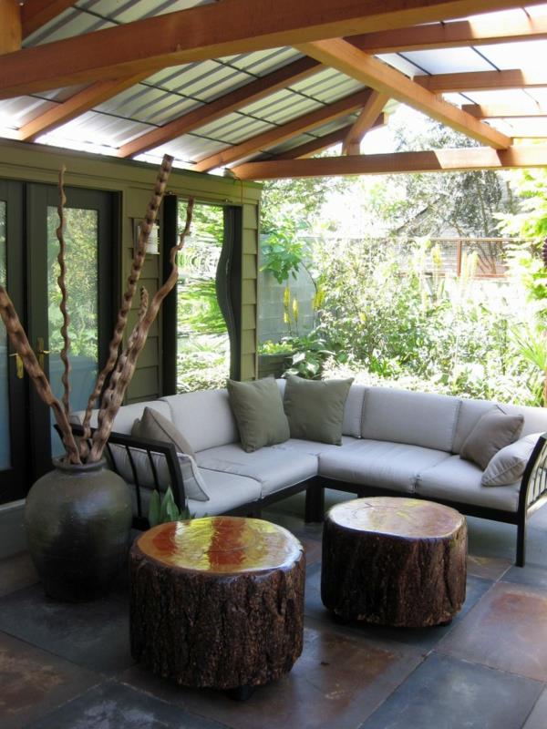 siège confortable dans le jardin canapé d'angle tables d'appoint souche d'arbre