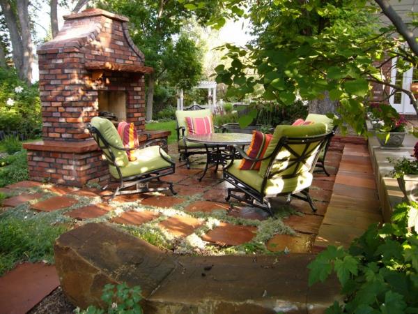 assise confortable dans le jardin cheminée encastrable coussins verts