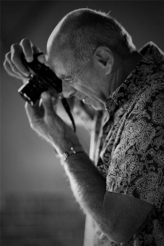 le célèbre photographe Ralph Gibson lors de la prise de vue