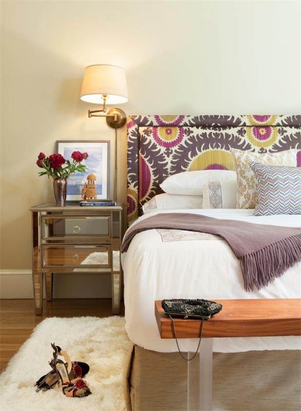 wezgłowie łóżka w kolorze świeżego jasnego koloru ściany