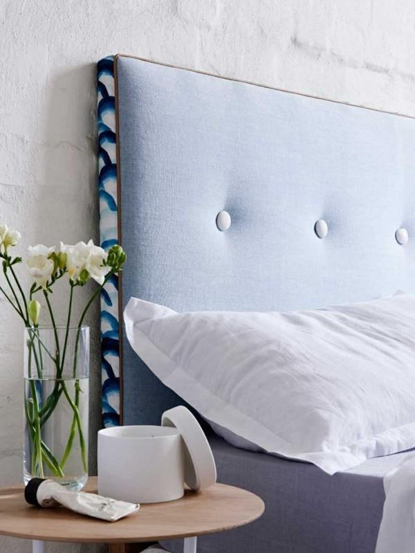 wezgłowie łóżka tapicerowane w stylowym jasnoniebieskim kolorze