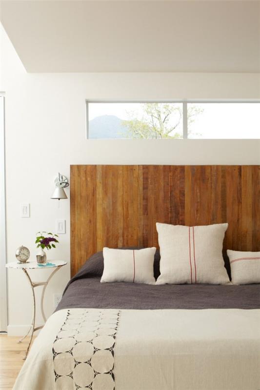 zagłówek łóżka rustykalne drewno tekstury białe poduszki